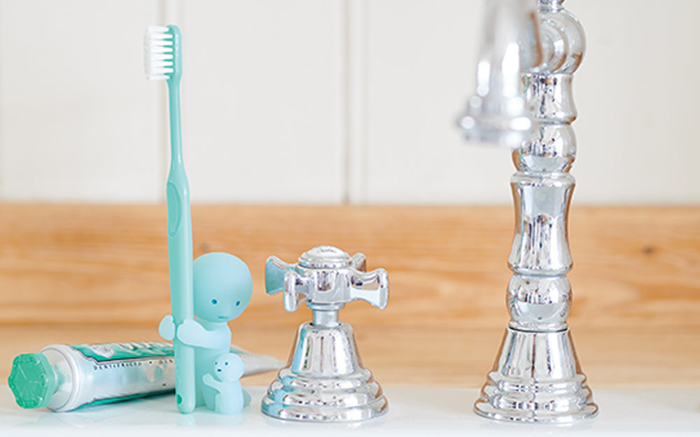 SMISKI Glow-in-the-Dark Toothbrush Stand